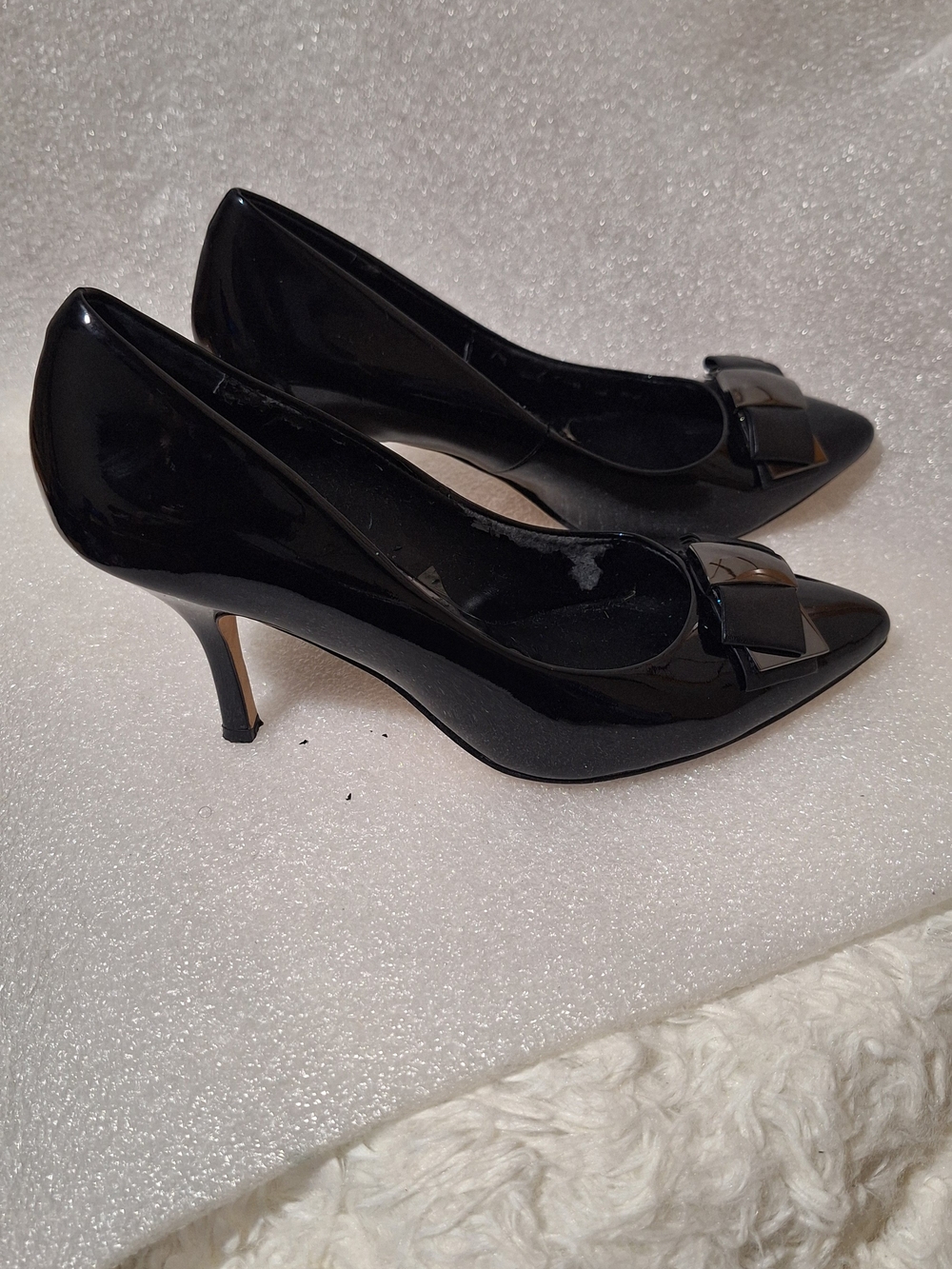 Black Patent Pointed-Toe Kitten Heel Pumps with Decorative Bow